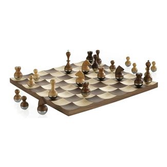 WOBBLE CHESS SET WALNUT