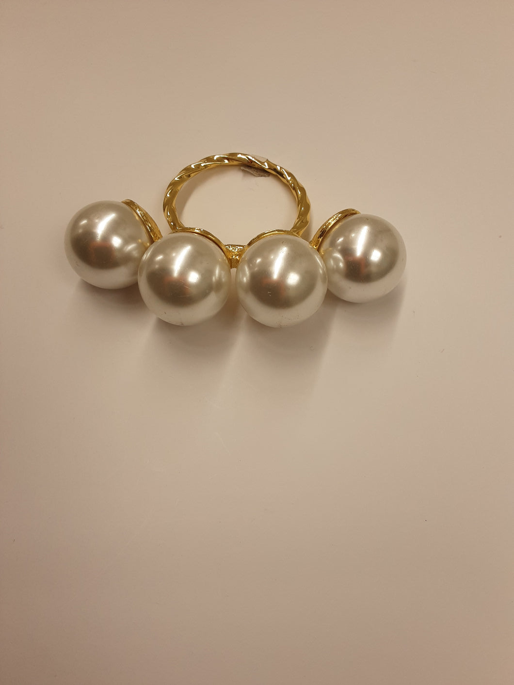 4 Pearls Napkin Ring